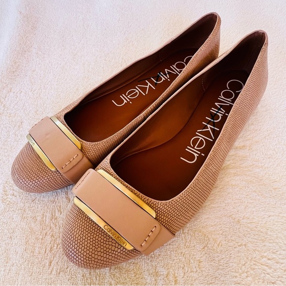 Calvin Klein Oneta genuine leather Tan
Flats with Textured Toe Cap SIZE 9 - Picture 7 of 11